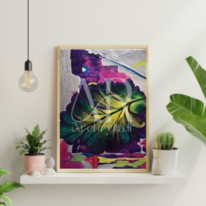 Tableau abstrait avec une grande feuille verte sur fond coloré, encadré et posé sur une étagère.