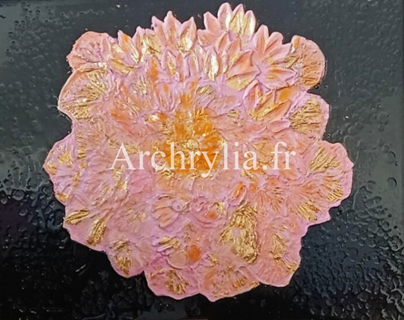 Peinture acrylique résinée représentant une fleur pittoresque réalisée en enduit de plâtre sur carton