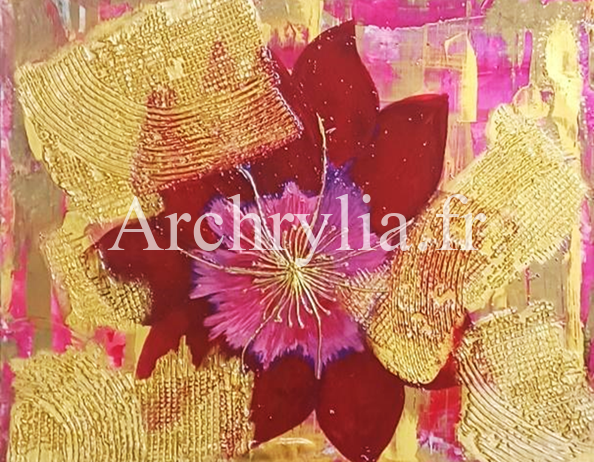 Peinture acrylique résinée représentant une fleur stylisée avec des nuances de rose et d'or sur un carton de 3 mm
