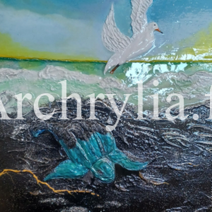 Point de Vue Peinture acrylique résinée représentant une tortue verte et une mouette sur une plage, réalisée avec des reliefs en plâtre et sable coloré
