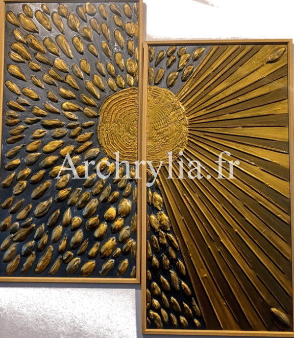 Peinture acrylique résinée représentant un soleil rayonnant en relief avec des broches dorées sur fond teinté de bronze