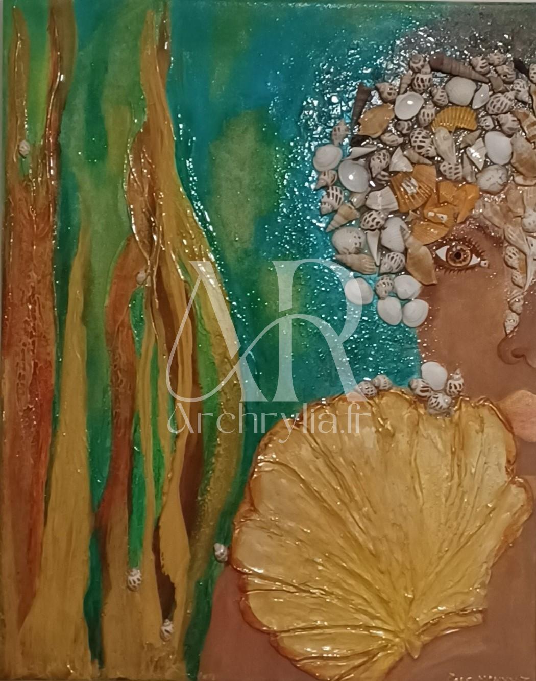 Portrait artistique de femme avec des coquillages et des éléments marins